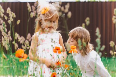 mutlu küçük kardeşim ve rahat giyim alanında birlikte oynayan kız