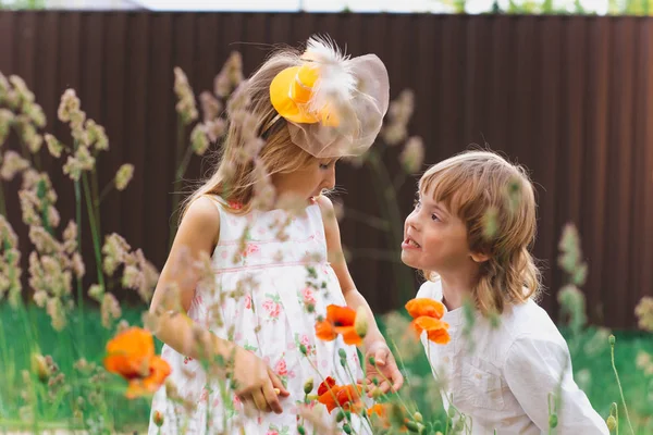 Gelukkig Kleine Broer Zusters Casual Kleding Samenspelen Veld — Stockfoto