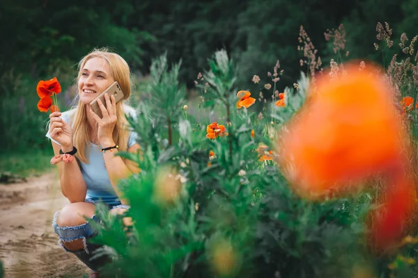 Blonde Kaukasierin Hält Blumen Der Hand Und Telefoniert Mit Smartphone — Stockfoto