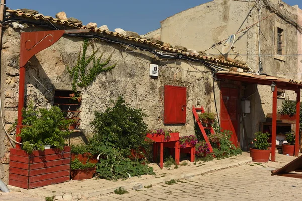 Bitkileri olan ortaçağ binası