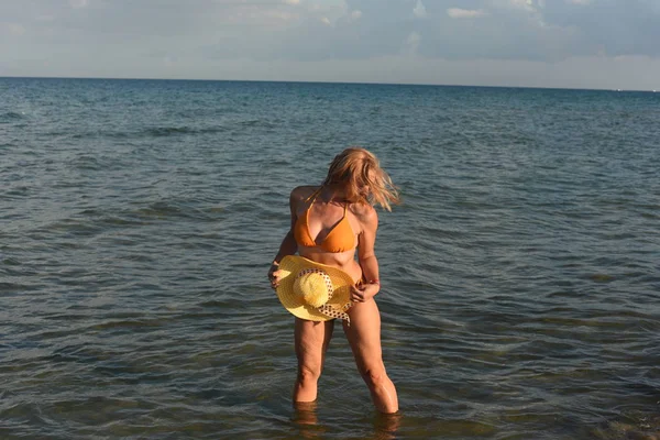 Young Woman Swimming Suit Walking Sea Shore Hot Sunny Day — Stock Photo, Image