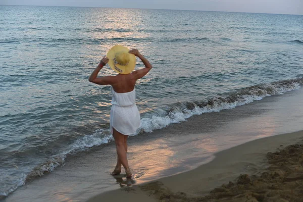 Πίσω Όψη Της Γυναίκας Ψάθινο Καπέλο Που Αναζητούν Στη Θάλασσα — Φωτογραφία Αρχείου