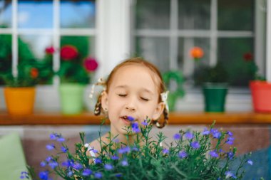 açık çiçekler hakkında taşıyan sevimli kız 
