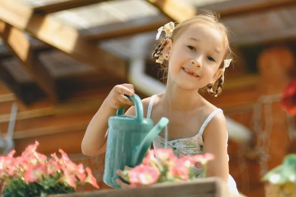 Söt Flicka Bär Blommor Utomhus — Stockfoto