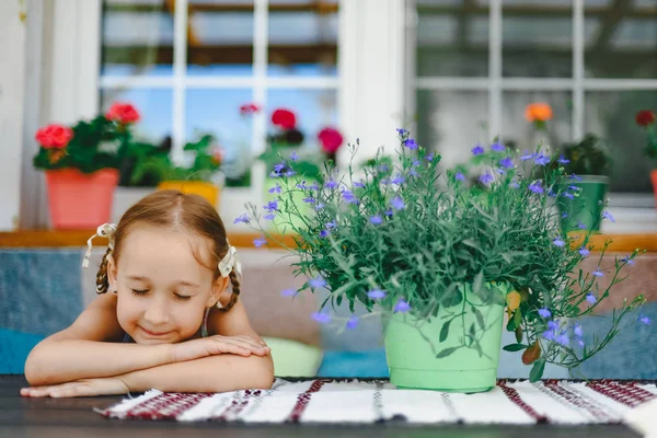 Aranyos Lány Könyv Körülbelül Virágok Kültéri — Stock Fotó
