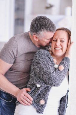 Mutlu çifte sarılma ve birbirine bakarak