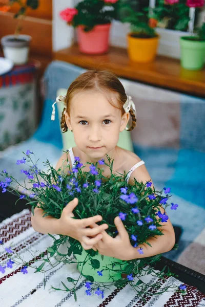 Bonito Menina Carregando Sobre Flores Livre — Fotografia de Stock