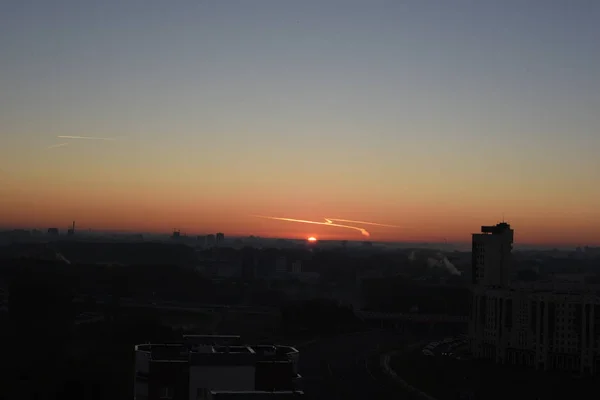 Edifícios Cidade Silhuetas Dramático Pôr Sol Fundo — Fotografia de Stock