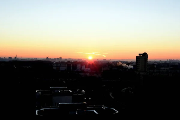 Silhouetten Städtischer Gebäude Vor Dramatischem Sonnenuntergang — Stockfoto