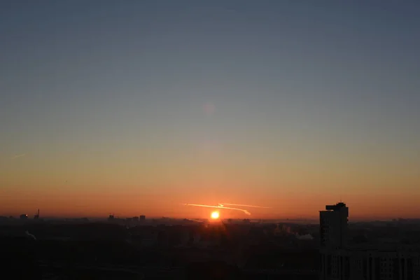 Edificios Ciudad Siluetas Sobre Dramático Fondo Del Atardecer — Foto de Stock