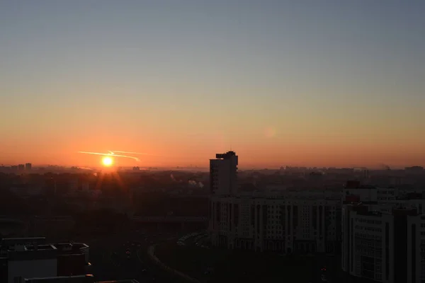 Edificios Ciudad Siluetas Sobre Dramático Fondo Del Atardecer — Foto de Stock