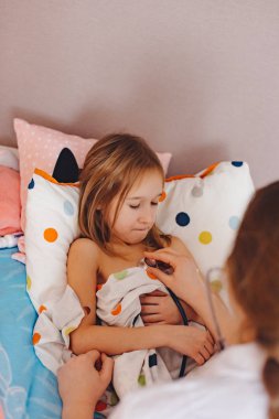 evde hastanede oynayan iki kız kardeş 