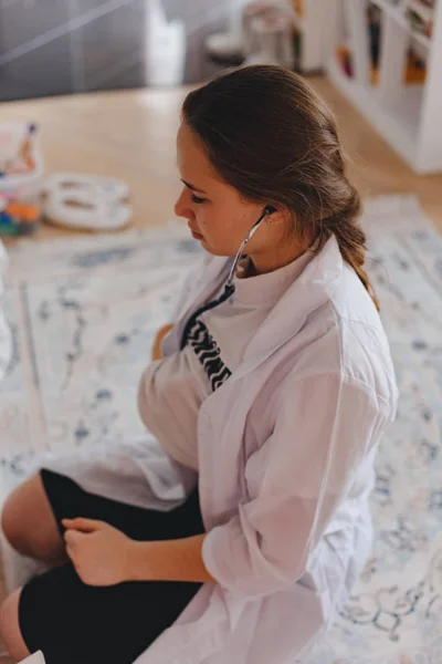 Jeune Fille Avec Dans Ensemble Avec Stéthoscope Maison — Photo