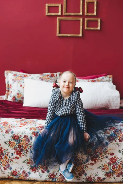 Kleines Mädchen Sitzt Auf Dem Bett — Stockfoto