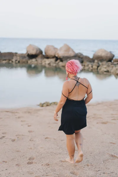 Κορίτσι Βυσσινί Κοντά Μαλλιά Δίπλα Στη Θάλασσα Συναισθηματικό Κορίτσι — Φωτογραφία Αρχείου