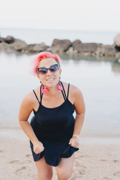 Mädchen Mit Purpurroten Kurzen Haaren Meer Emotionales Mädchen — Stockfoto