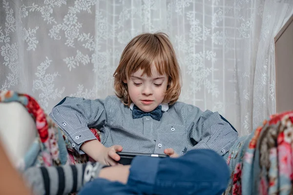 Lindo Niño Jugando Teléfono Inteligente Casa —  Fotos de Stock