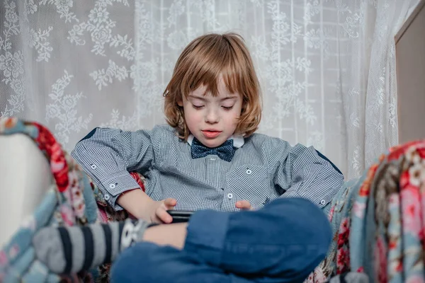 Aranyos Kisfiú Játszik Smartphone Otthon — Stock Fotó