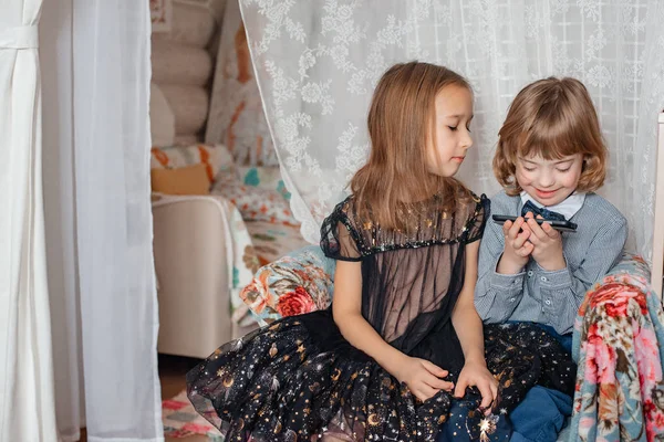 Bror Och Syster Spelar Hemma Tillsammans — Stockfoto