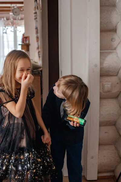 Bror Och Syster Festliga Kläder Spelar Hemma — Stockfoto