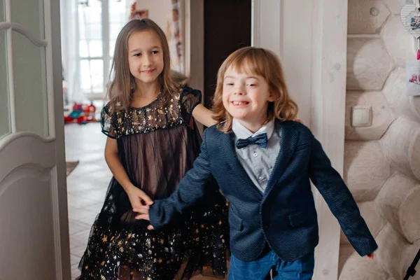 Bror Och Syster Festliga Kläder Spelar Hemma — Stockfoto