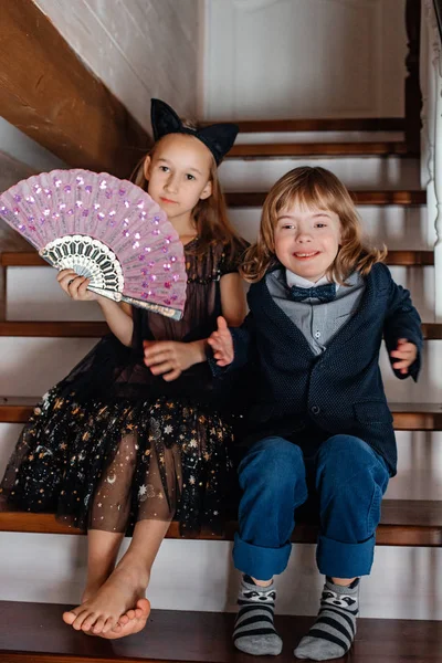 Hermano Hermana Sentados Escaleras Ropa Festiva Mientras Juegan Con Ventilador — Foto de Stock