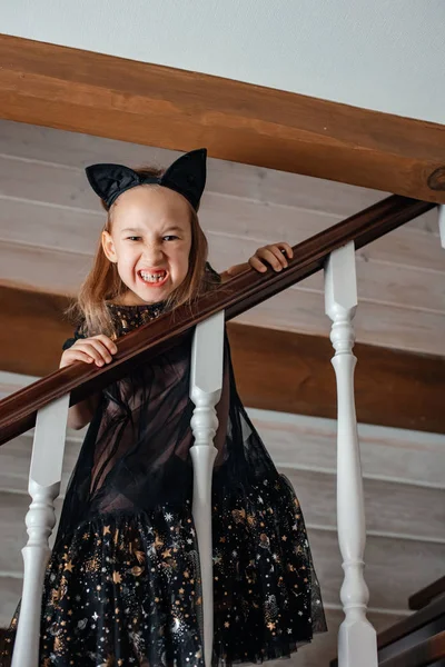 Nettes Kleines Mädchen Schwarzem Kleid Hause — Stockfoto