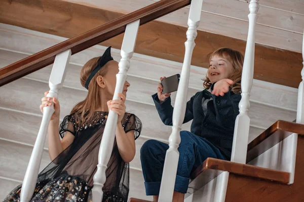 Broer Zus Spelen Thuis Samen — Stockfoto