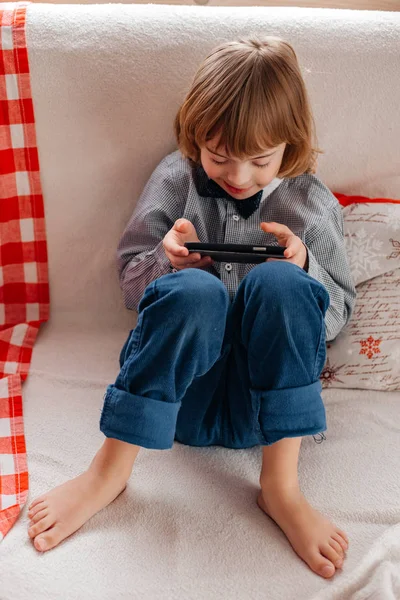 Niño Jugando Teléfono Inteligente Casa —  Fotos de Stock