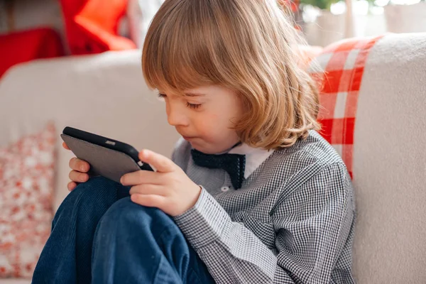 Niño Jugando Teléfono Inteligente Casa —  Fotos de Stock