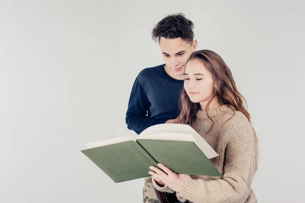 Junges Schönes Paar Posiert Mit Buch Studio Auf Weißem Hintergrund — Stockfoto