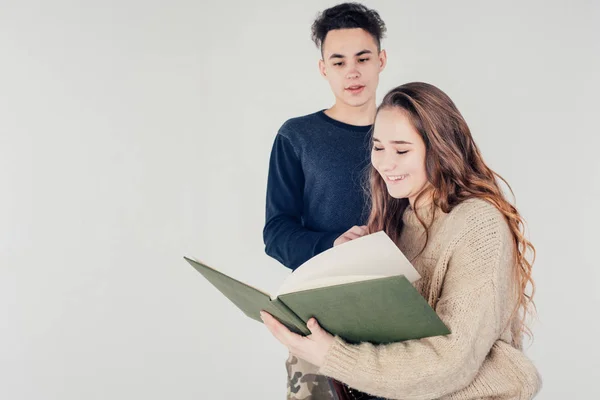 Genç Güzel Bir Çift Beyaz Arka Planda Kitap Ile Poz — Stok fotoğraf