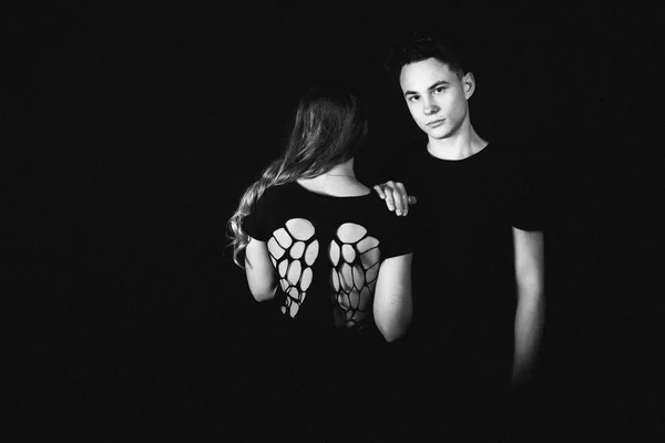 Junges Schönes Paar Posiert Studio Auf Schwarzem Hintergrund — Stockfoto