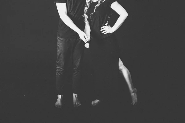 黒い背景にスタジオでポーズ若い素敵なカップルのトリミングビュー — ストック写真