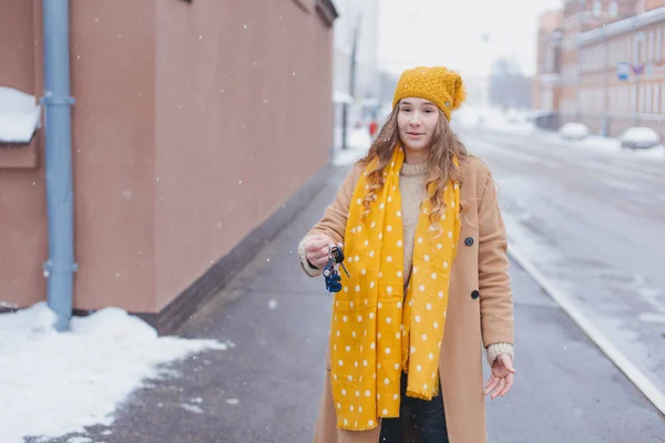 穿着棕色外套 黄围巾 头戴帽子的年轻时尚女孩在冬季站在室外 — 图库照片