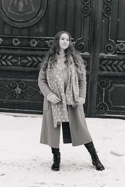 单色照片的年轻时尚女孩在棕色和黄色围巾外套在冬天摆出户外 — 图库照片