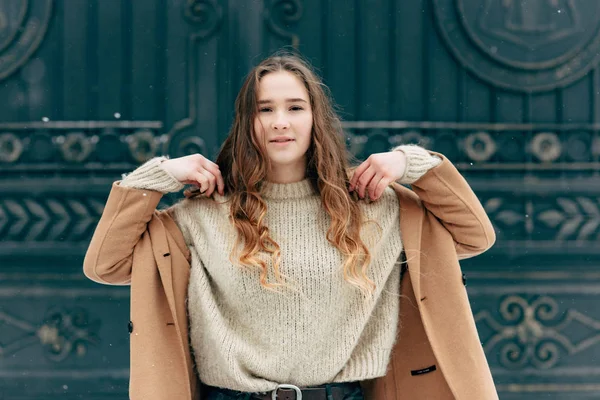 Jong Stijlvol Meisje Bruine Jas Poseren Buiten Winter Seizoen — Stockfoto