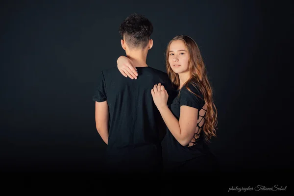 Jeune Beau Couple Posant Studio Sur Fond Noir — Photo