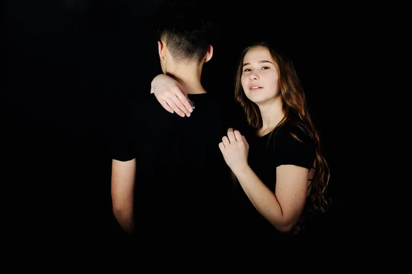 Joven Pareja Encantadora Posando Estudio Sobre Fondo Negro — Foto de Stock