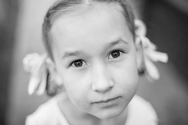 kameraya bakan küçük kız portresi