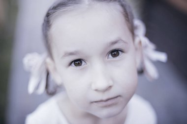 kameraya bakan küçük kız portresi