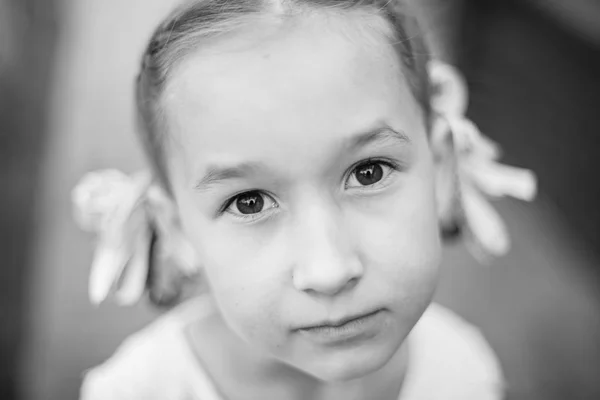 Retrato Niña Mirando Cámara —  Fotos de Stock