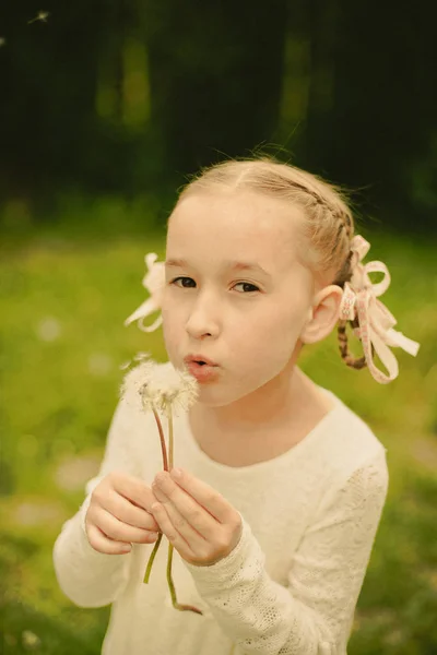 Retrato Menina Soprando Flores Dente Leão — Fotografia de Stock