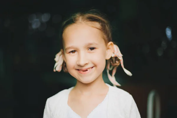 Porträt Eines Kleinen Mädchens Das Die Kamera Blickt — Stockfoto