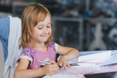 küçük kız derslerden önce ev işi yapıyor  