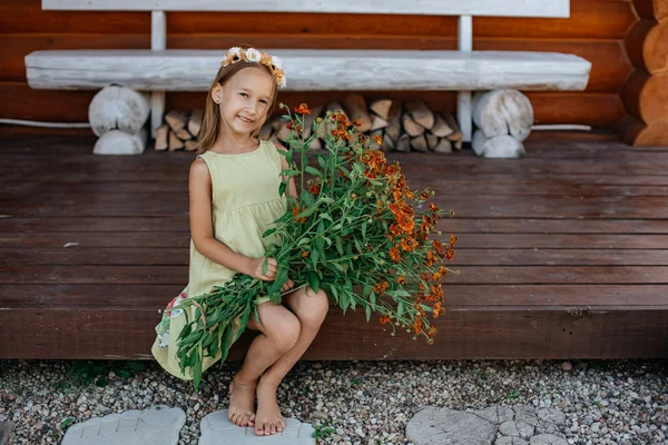 Klein Meisje Groene Jurk Poseren Met Verse Kleurrijke Bloemen Buitenshuis — Stockfoto