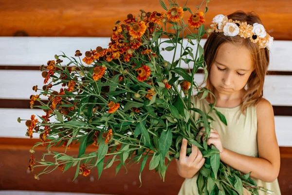 Klein Meisje Groene Jurk Poseren Met Verse Kleurrijke Bloemen Buitenshuis — Stockfoto