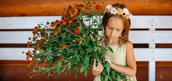 Klein Meisje Groene Jurk Poseren Met Verse Kleurrijke Bloemen Buitenshuis — Stockfoto