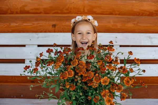 Liten Flicka Grön Klänning Poserar Med Färska Färgglada Blommor Utomhus — Stockfoto