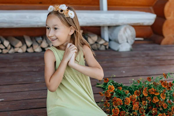 Liten Flicka Grön Klänning Poserar Med Färska Färgglada Blommor Utomhus — Stockfoto